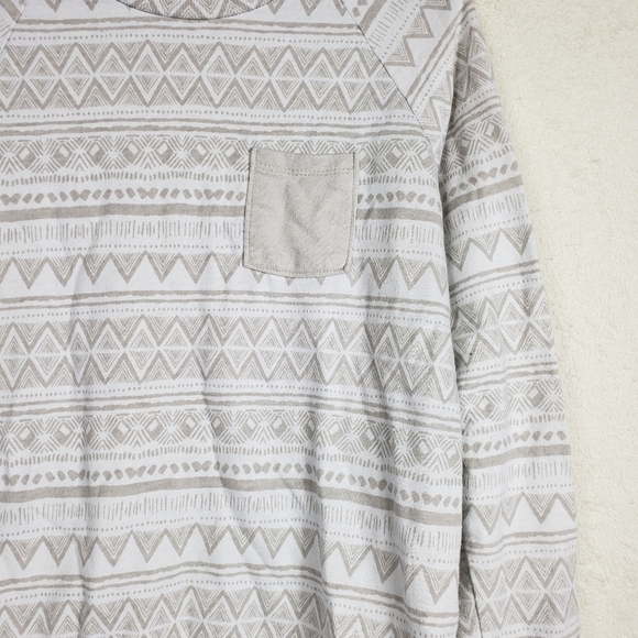 3/$15 La hearts cute aztec sweater size small - Picture 3 of 7